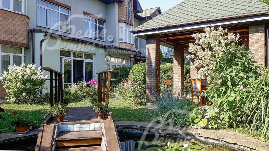 Есть пруд с фонтаном, беседка BBQ