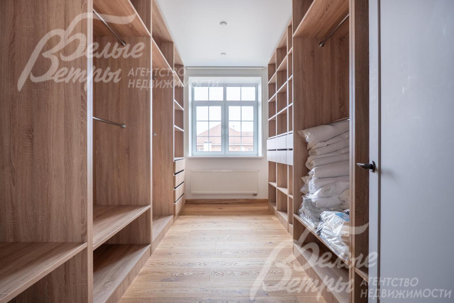 Большая гардеробная на 2-ом этаже