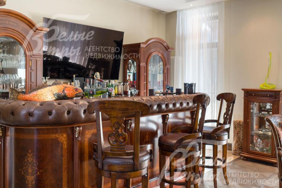 Рядом с обеденной группой - стильная и удобная барная стойка