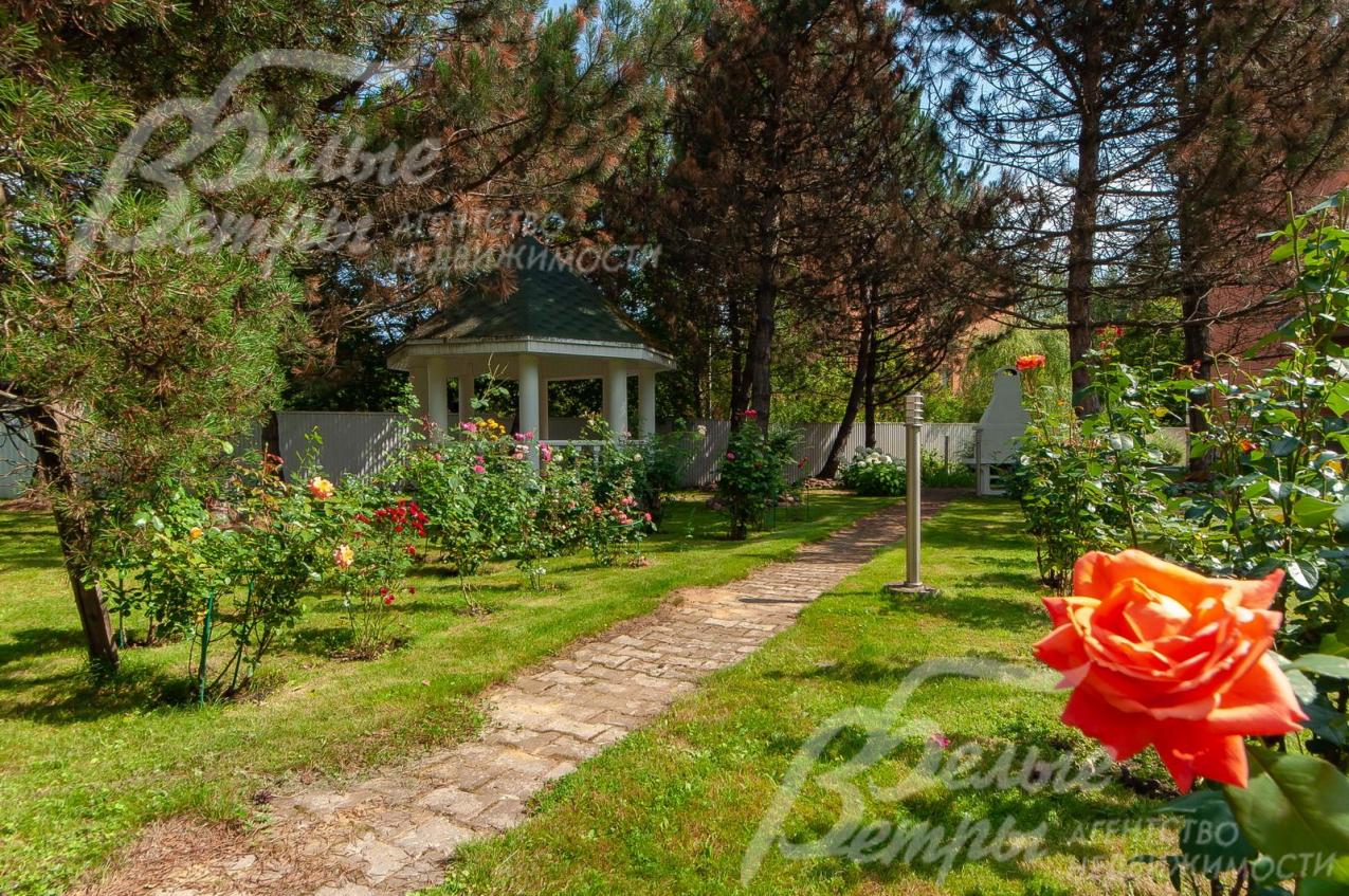 Красивый ухоженный участок с ландшафтным дизайном.