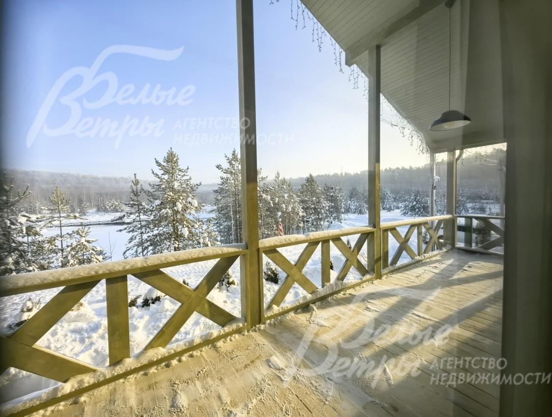 Вид с террасы на пруд и лес