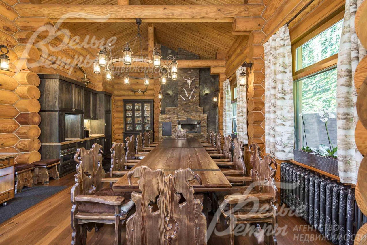 Дубовый стол ручной работы и резные стулья