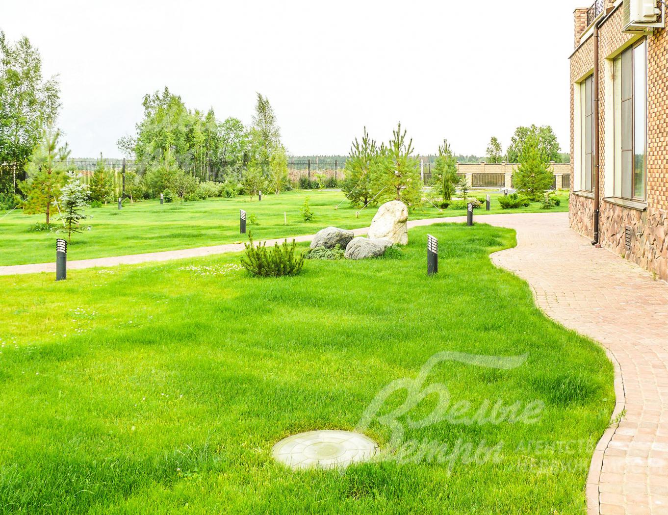 Помимо центрального водопровода поселка, на участке расположена собственная скважина более 100 м глубиной.