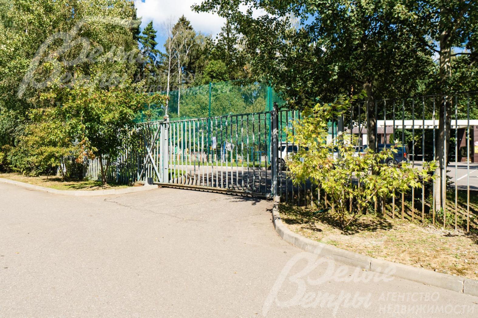 Территория поселка охраняется.