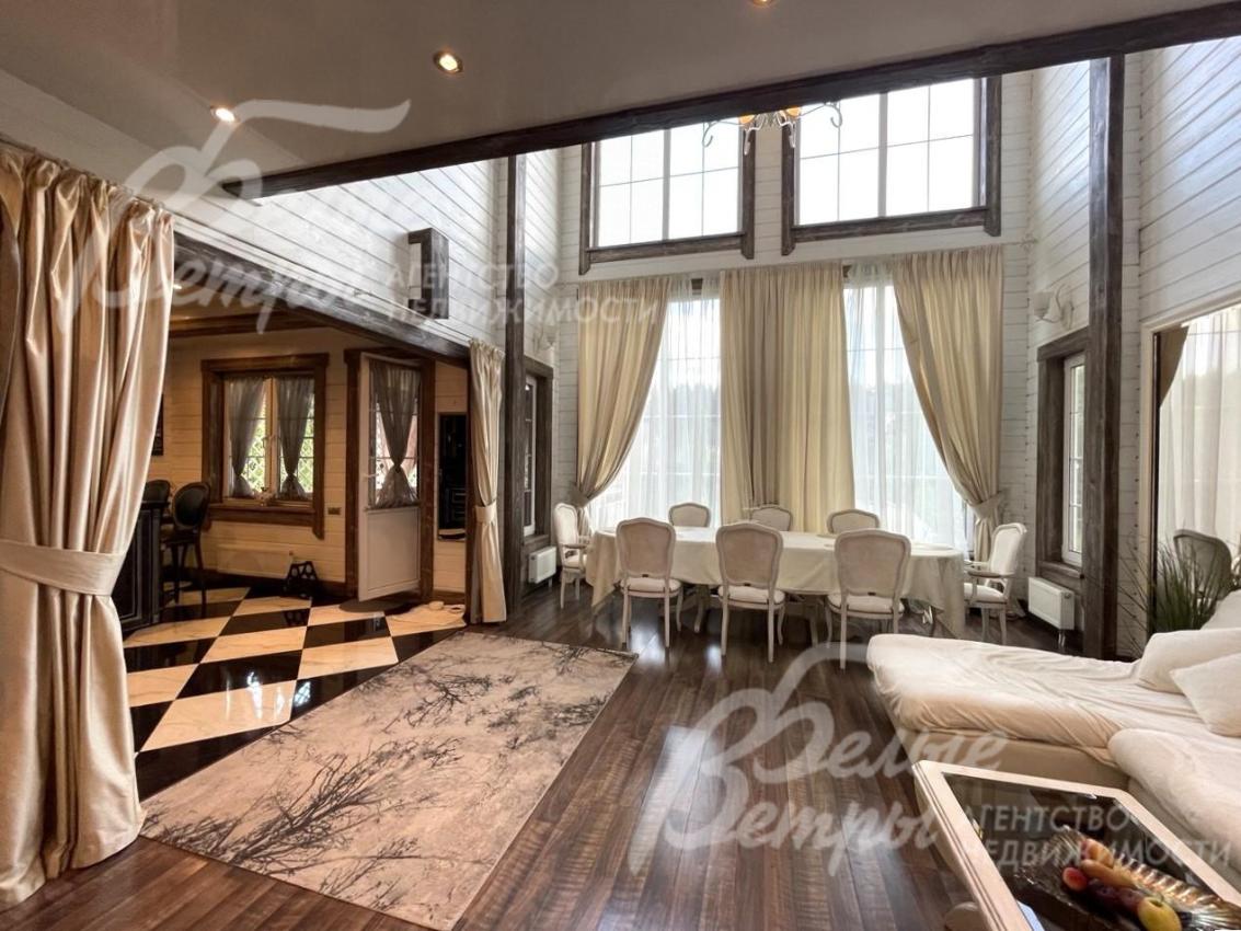 Панорамные окна в двухсветной гостиной, высота потолка 6 метров.