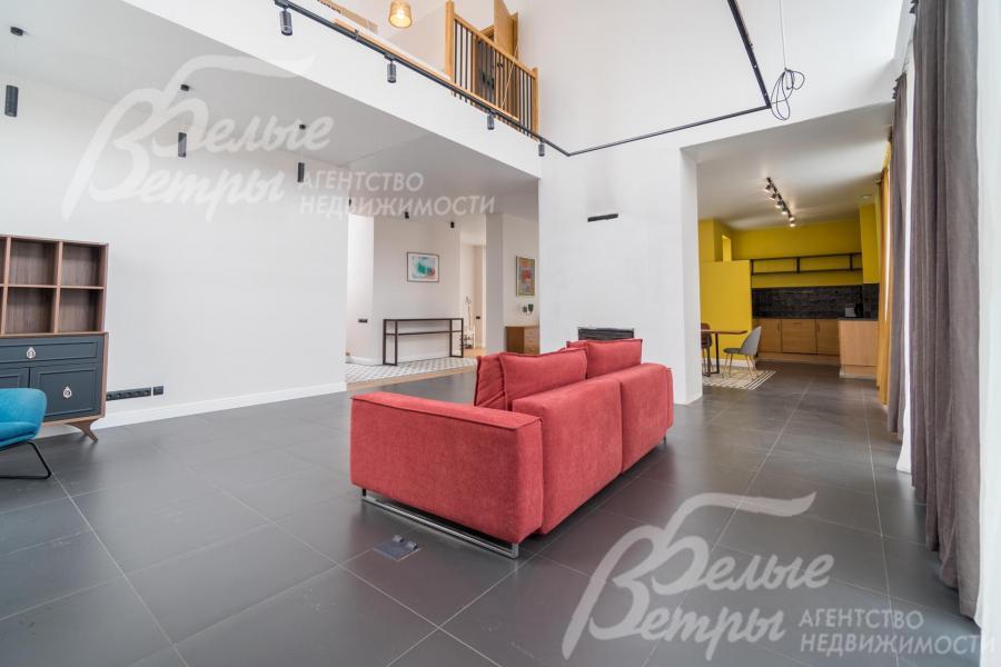 Просторная светлая гостиная.