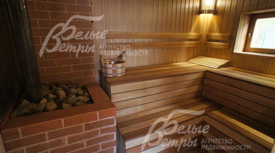 Парная с дровяной печью и полками из кедра