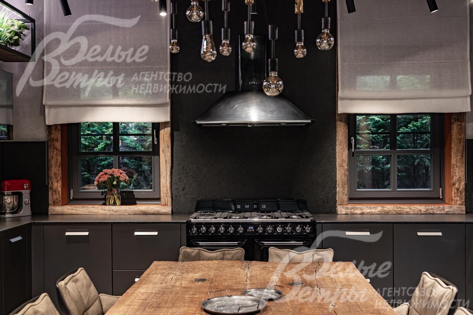 Столешница и фартуки — черный натуральный гранит в отделке «кожа»
