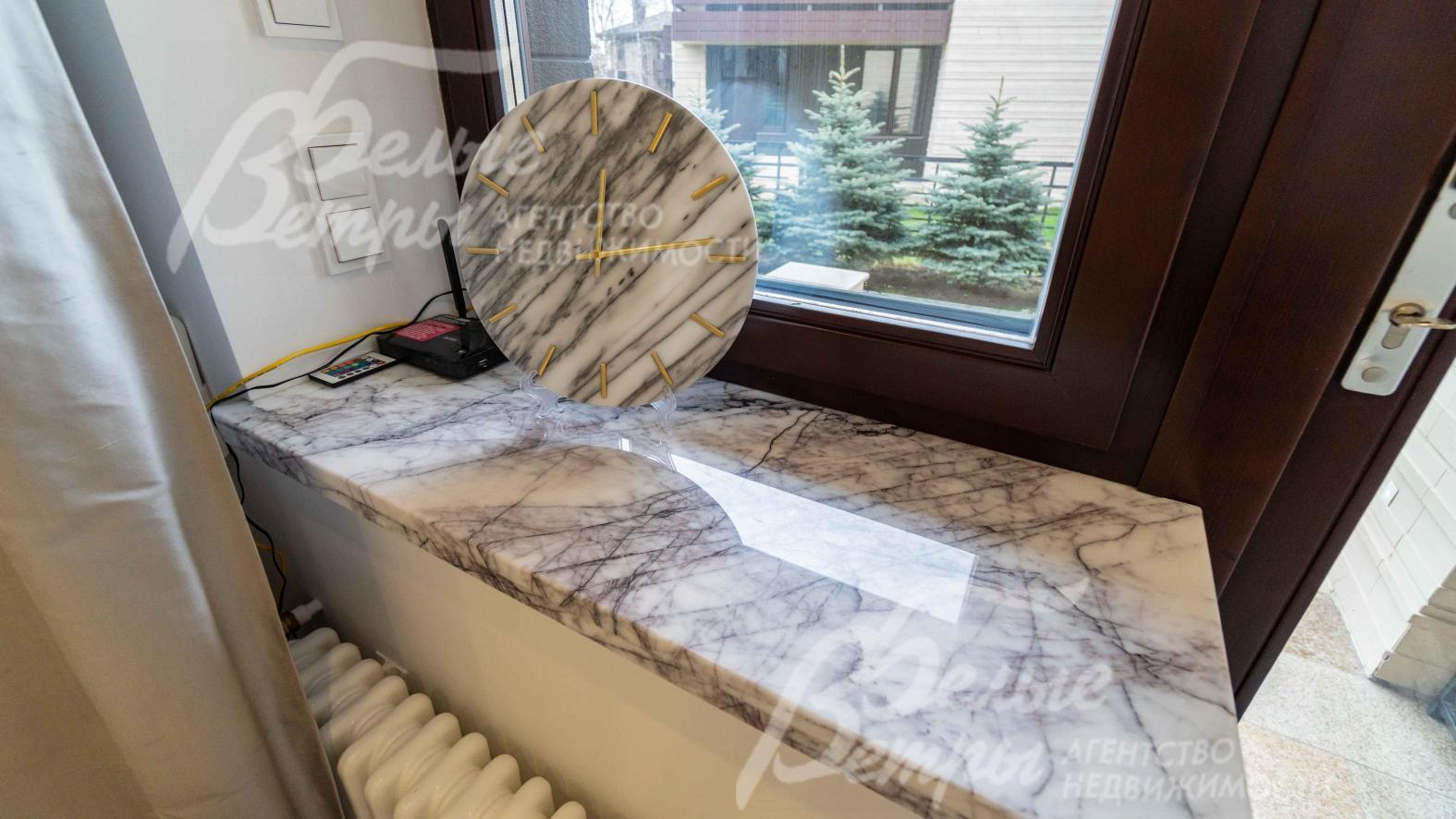 Подоконник кабинета - также из мрамора Milas Lilac (Турция)