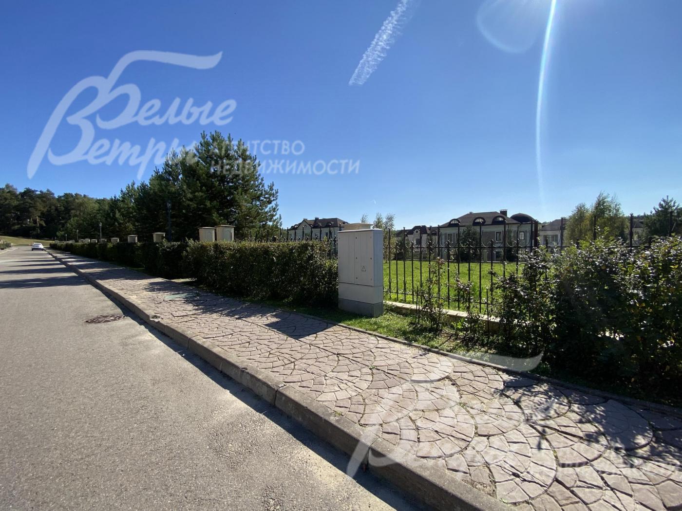 Кованый забор по периметру участка