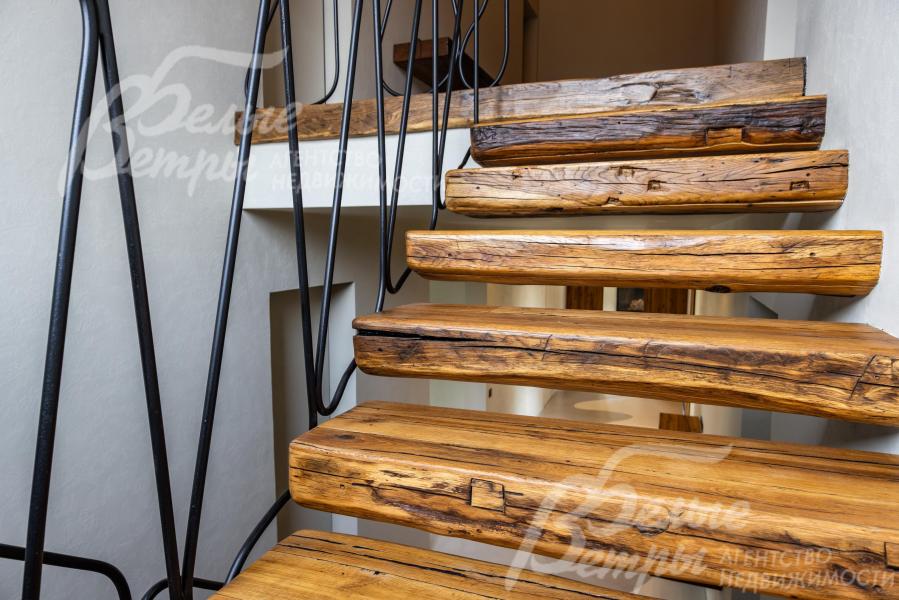 Дубовые ступени лестницы.