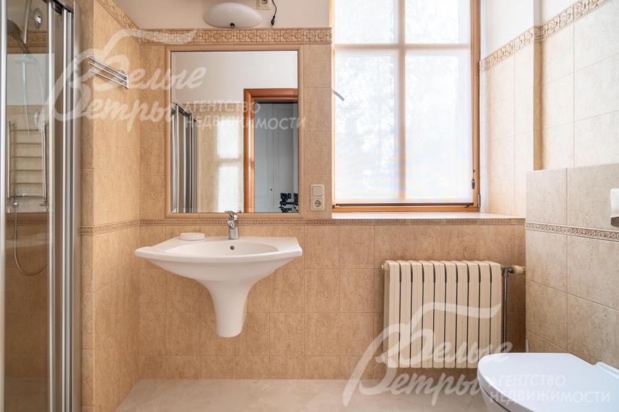 Санузел с душевой на первом этаже