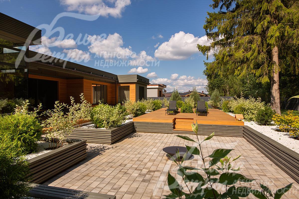 Открытая площадка террасы на приподнятом основании окружена зеленью - идеальное место для отдыха и созерцания