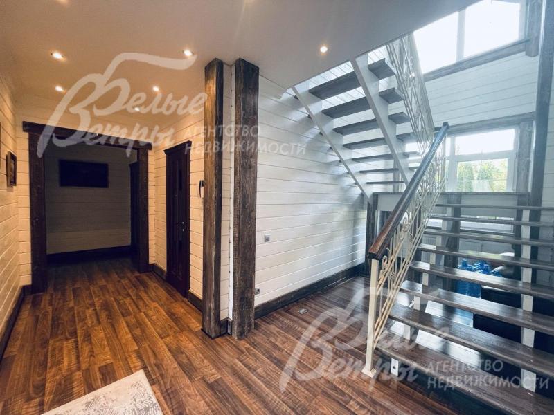 Холл 1-го этажа с лестницей на стальном каркасе с деревянными ступенями. 