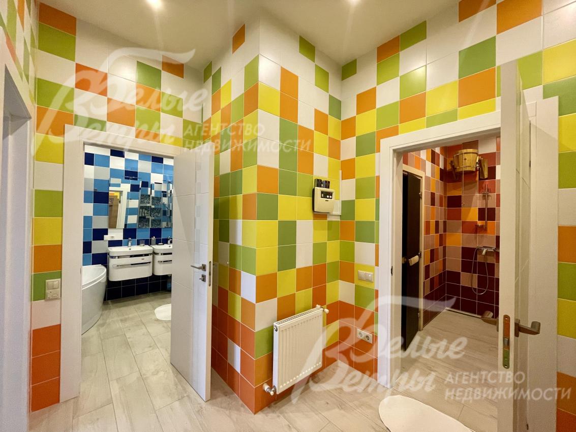 Большой санузел 2-го этажа с зоной сауны