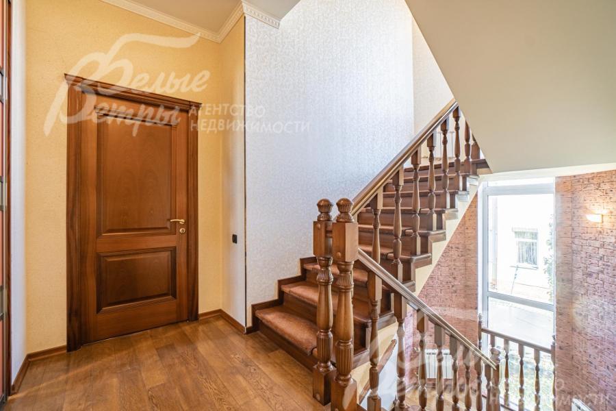 Лестница ж/б монолитная, ступени и поручни отделаны дубом