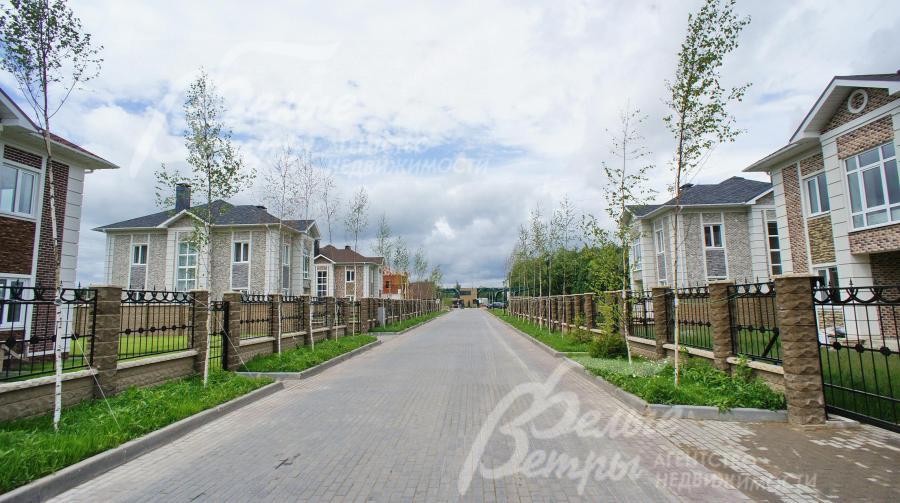 Дома выполнены в едином архитектурном стиле