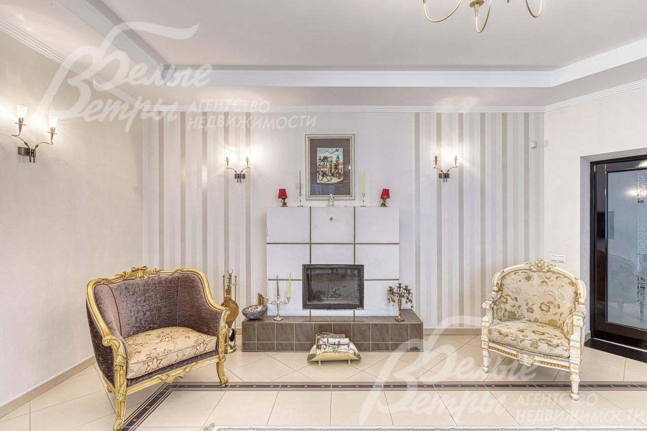 Гостиную украшает дровяной фронтальный камин