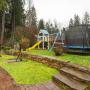 На участке оборудована большая детская площадка с кормушкой для белок 