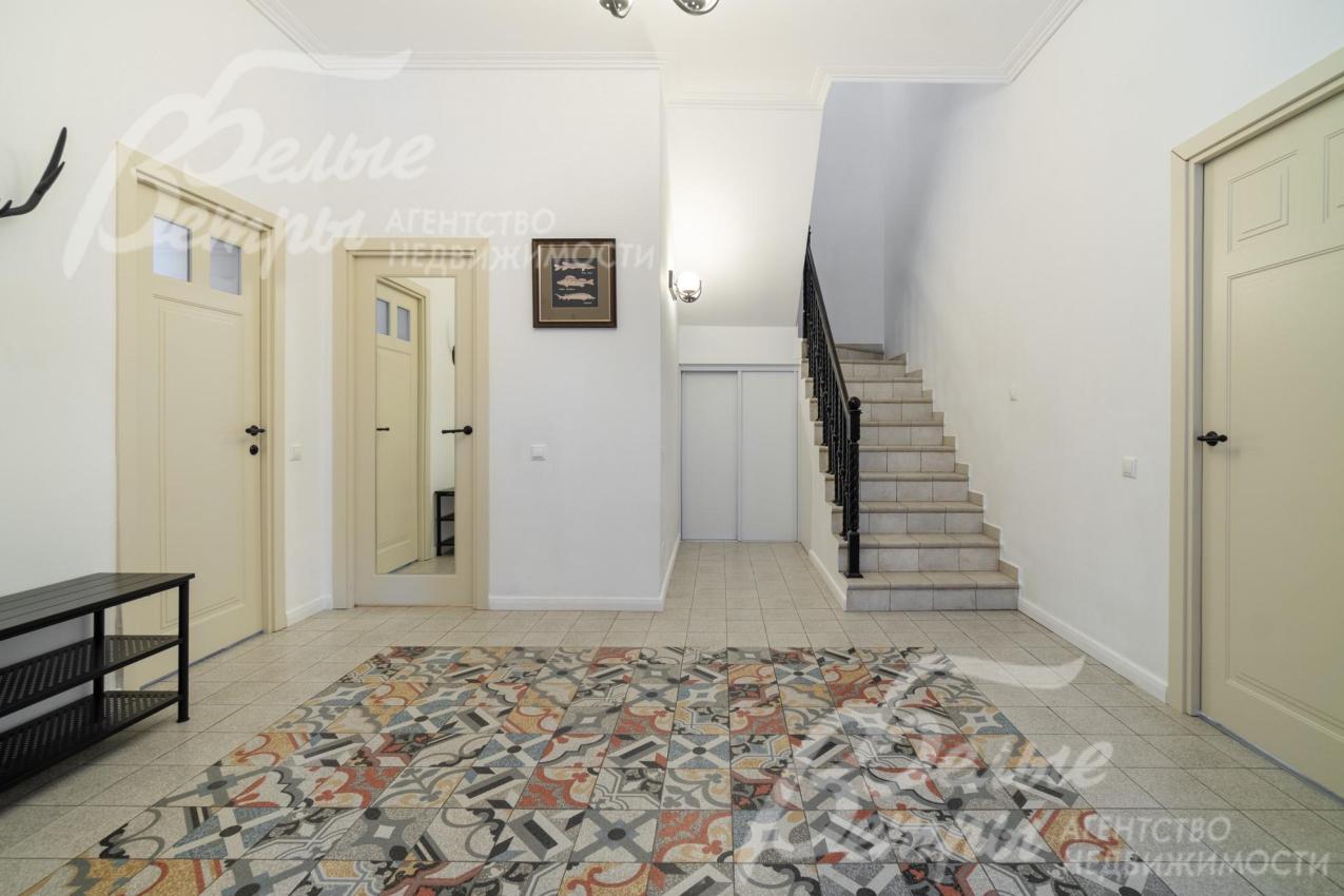 Стены покрашены, установлены светлые эмалированные двери, потолки - подвесные из гипсокартона