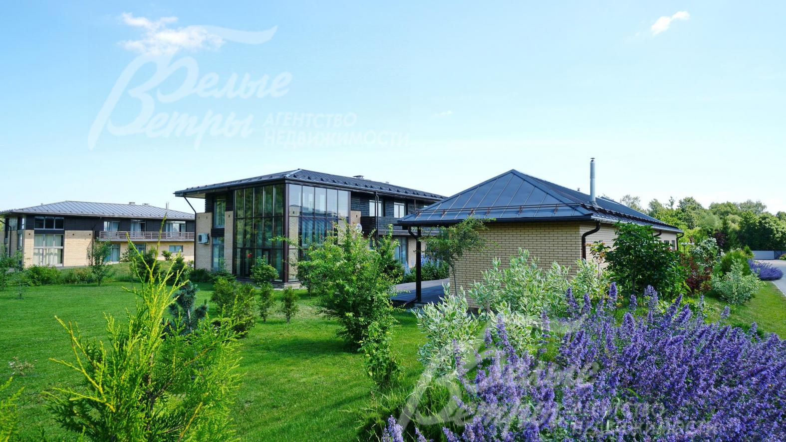 На всей территории выполнен ландшафтный дизайн