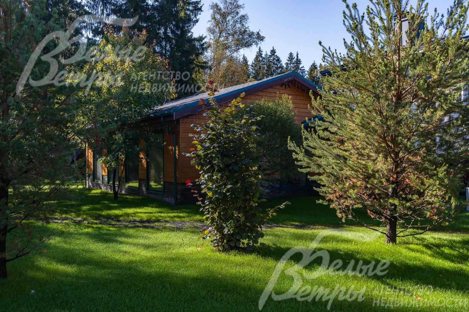 На участке также стоит одноэтажная баня с бассейном и собственной кухней-столовой и спальней