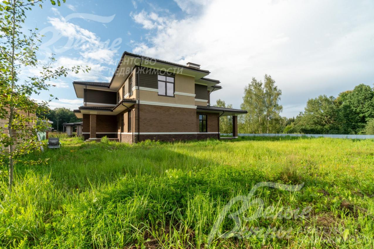 Дом стоит на большом ровном участке, подготовленном для реализации проекта ландшафтного дизайна