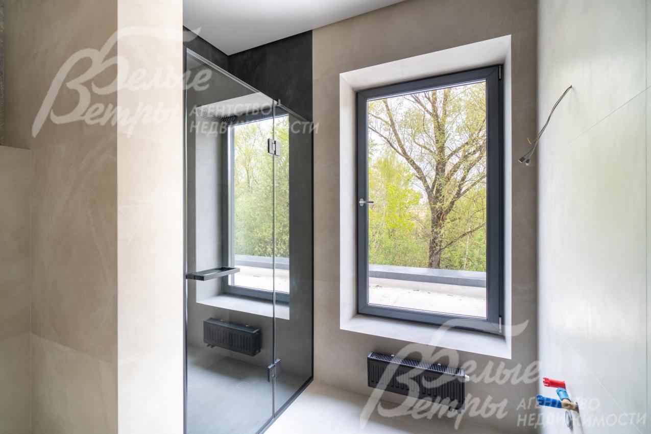 Установлены большие окна, ламинированные с двух сторон, и чёрные дизайнерские радиаторы