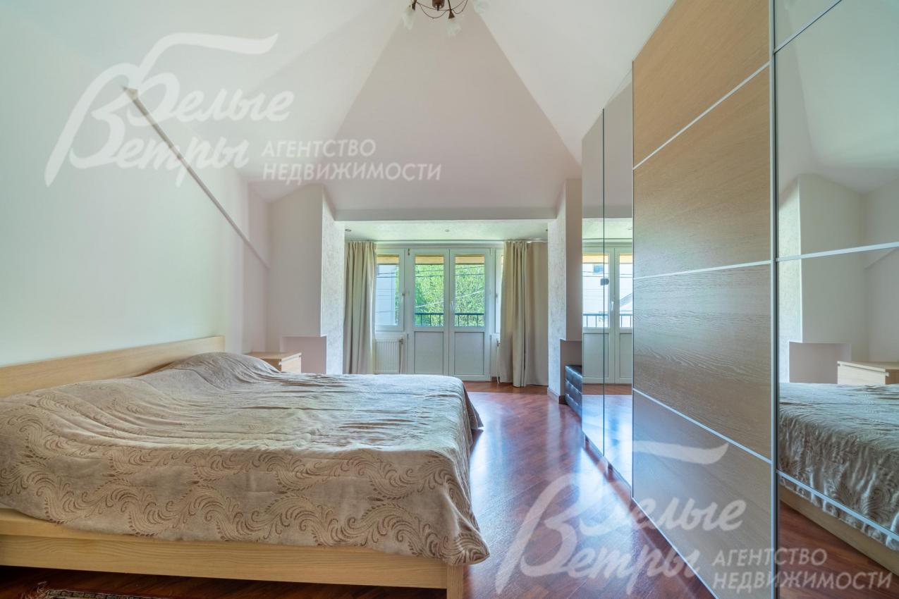 Спальная на втором этаже с выходом на балкон