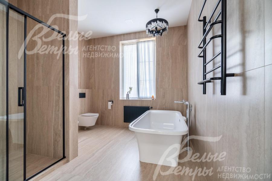 Санузел мастер-спальни с окном, отдельностоящей ванной из искусственного камня, душевой, биде