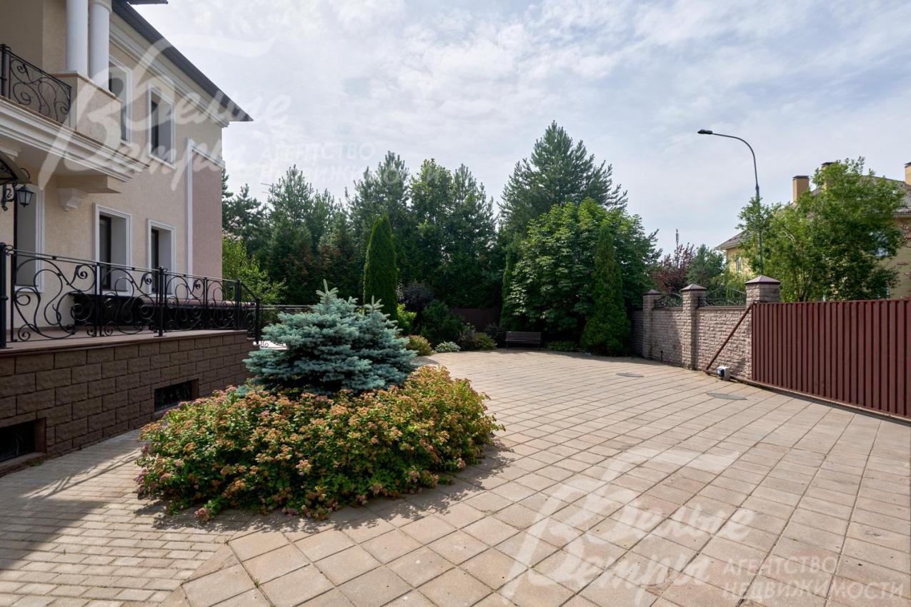 Перед домом сбоку - большая мощеная парковка