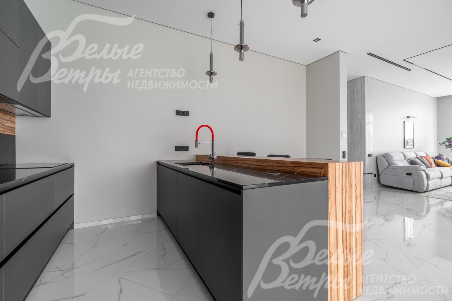 Мойка интегрирована в кухонный остров для максимального комфорта