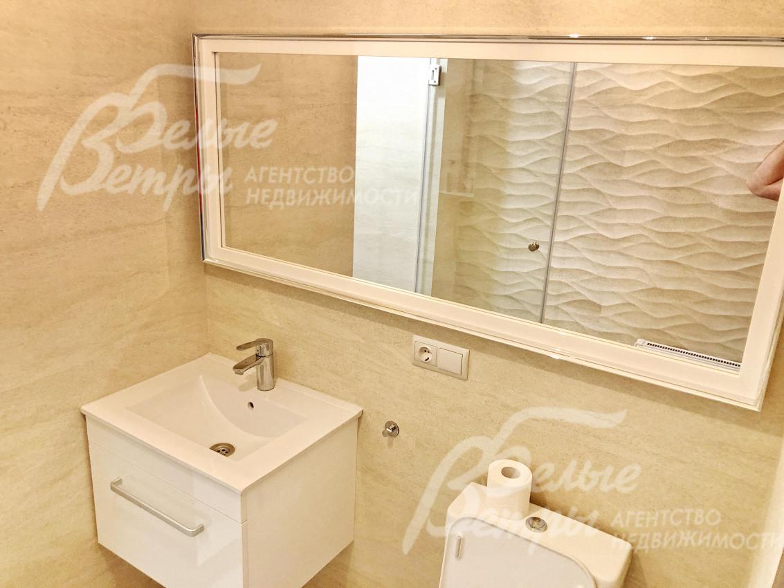 В санузлах на полу и стенах плитка