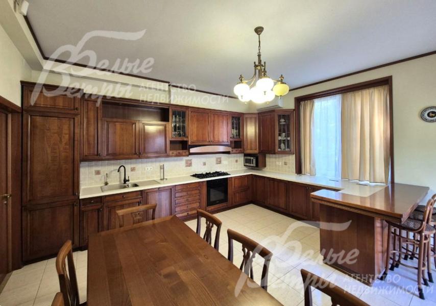 Кухня-столовая 25 кв.м с выходом на террасу.