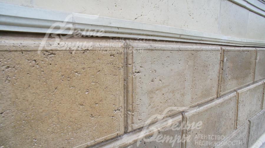 Цоколь отделан искусственным камнем под песчаник
