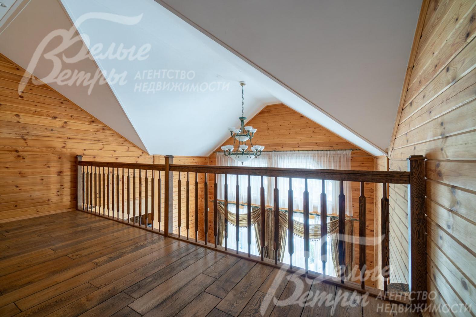 Холл на втором этаже гостевого дома