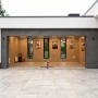 Эффектный и комфортный гараж с тремя протяжёнными окнами