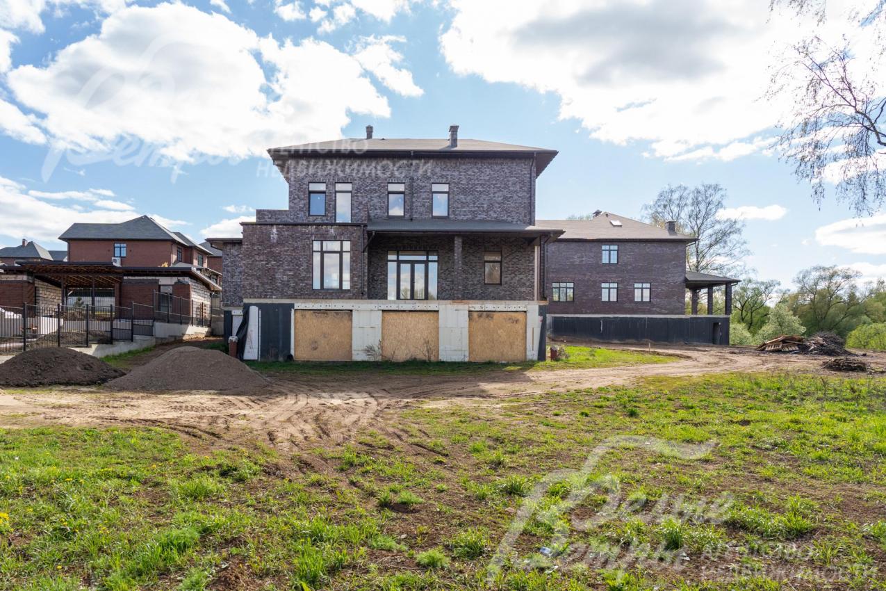 участок огорожен забором