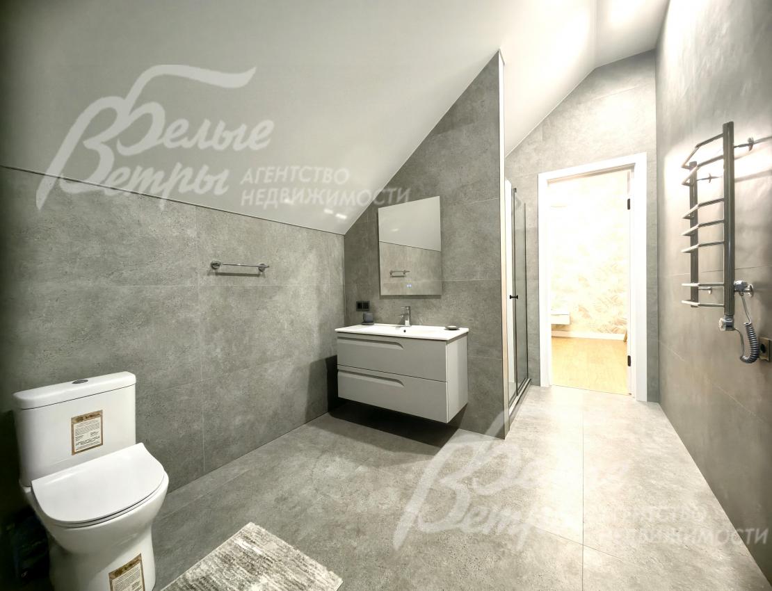 Санузел в мастер-спальне с ванной и душевой