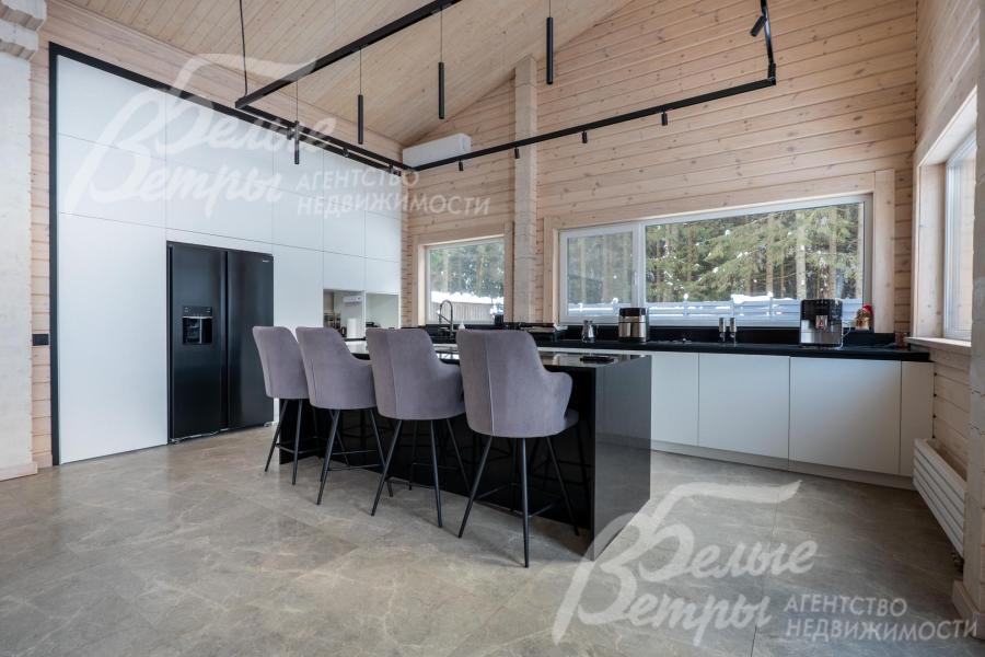 Освещение представлено разнообразными приборами: потолочными люстрами, настенными бра и встроенными светильниками