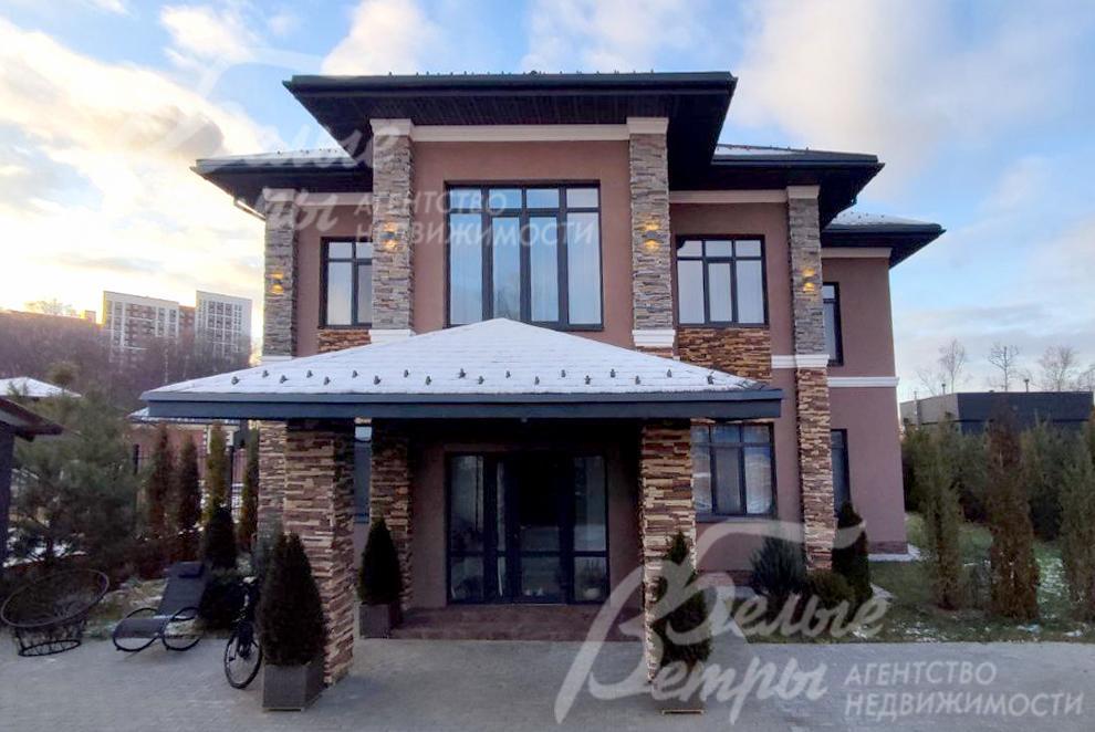 Вход украшают туи, высаженные симметрично по обе стороны от входной группы