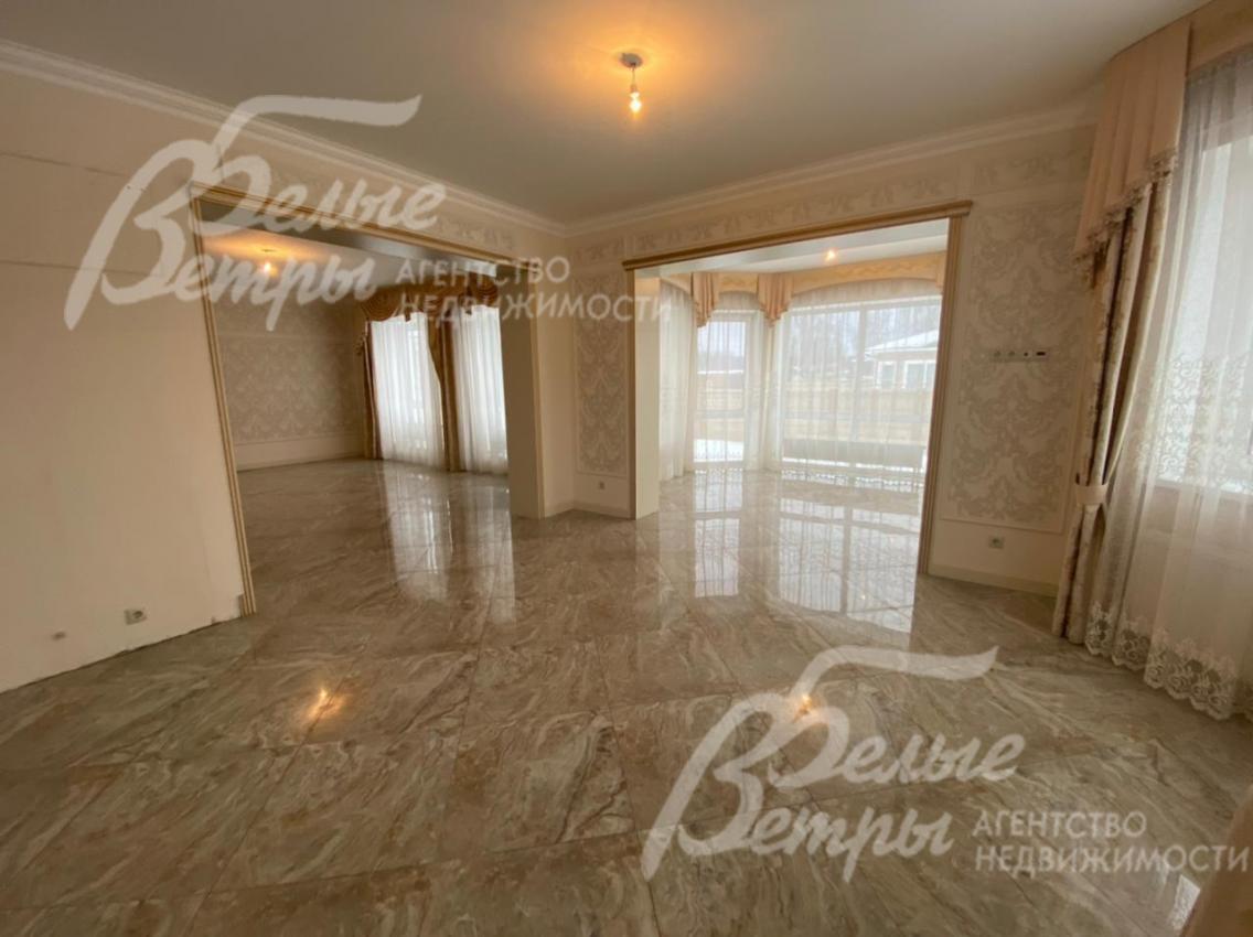 На первом этаже пол - керамогранит с водяным подогревом