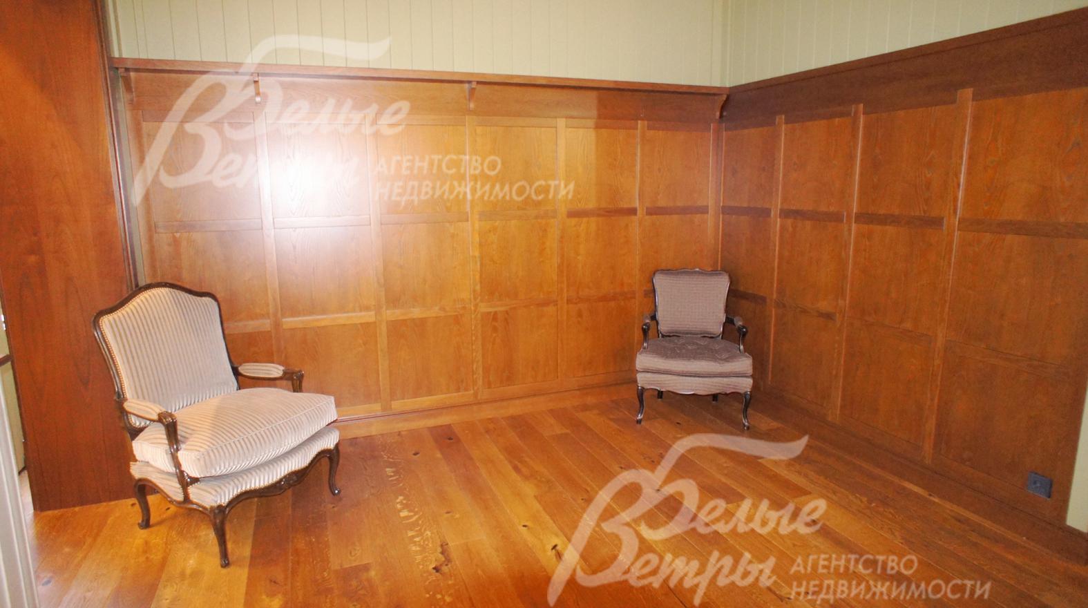 Холл между гостиной и столовой