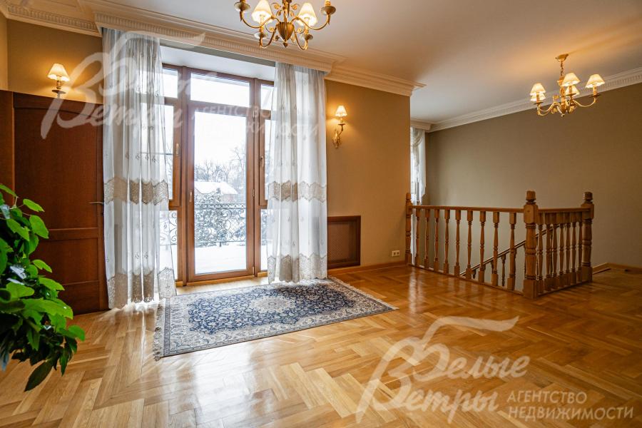 холл 2-го этажа с выходом на видовой балкон