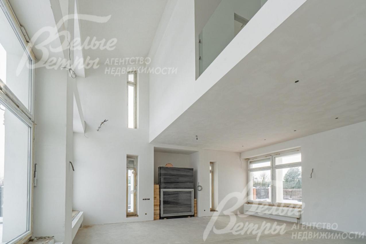 Просторная гостиная 48 кв.м с панорамными окнами и вторым светом.