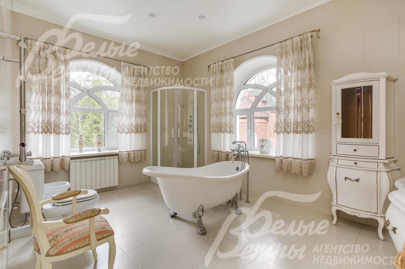 Ванная комната в главной спальне