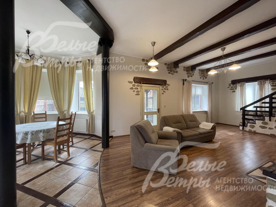 Зона столовой с эркером, из гостиной выход на участок