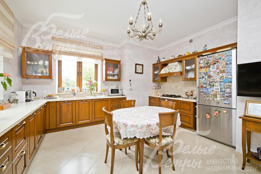 Кухонная мебель выполнена на заказ из массива дерева - Италия. Полный комплект встроенной бытовой техники