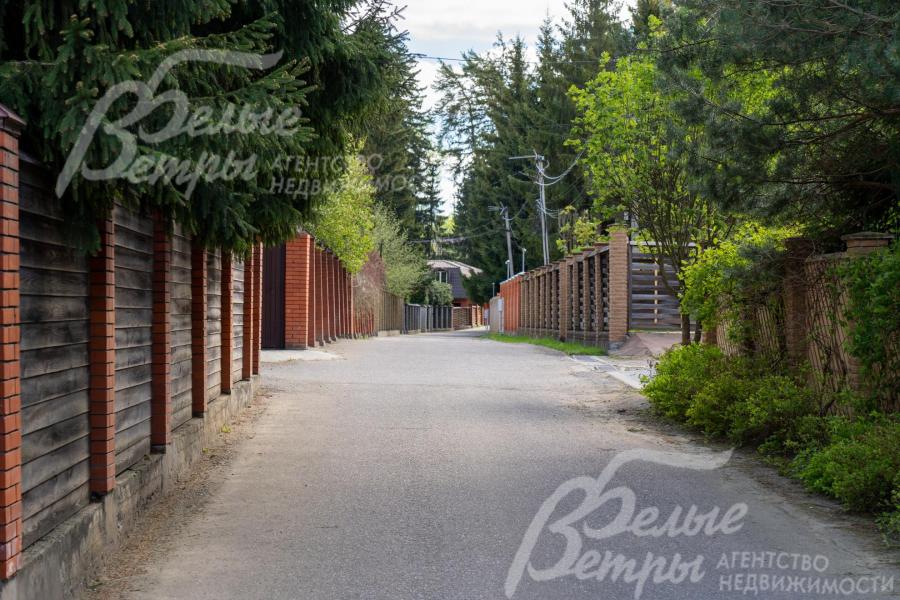 Участок находится в престижной локации: в середине стародачного  охраняемого коттеджного посёлка бизнес-класса, построенного вдоль реки