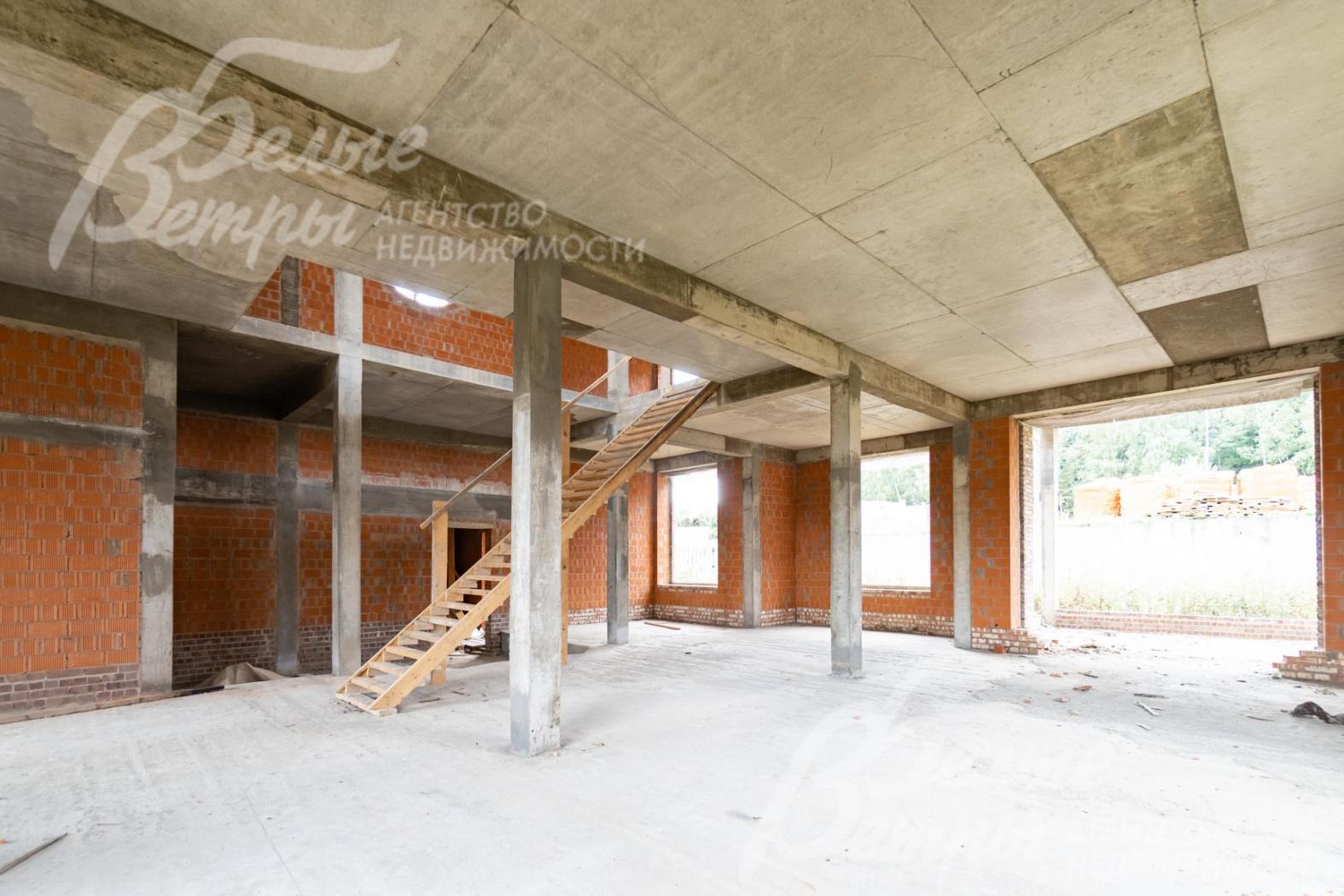 Предусмотрено панорамное остекление с входным порталом и окнами высотой 2.7 м